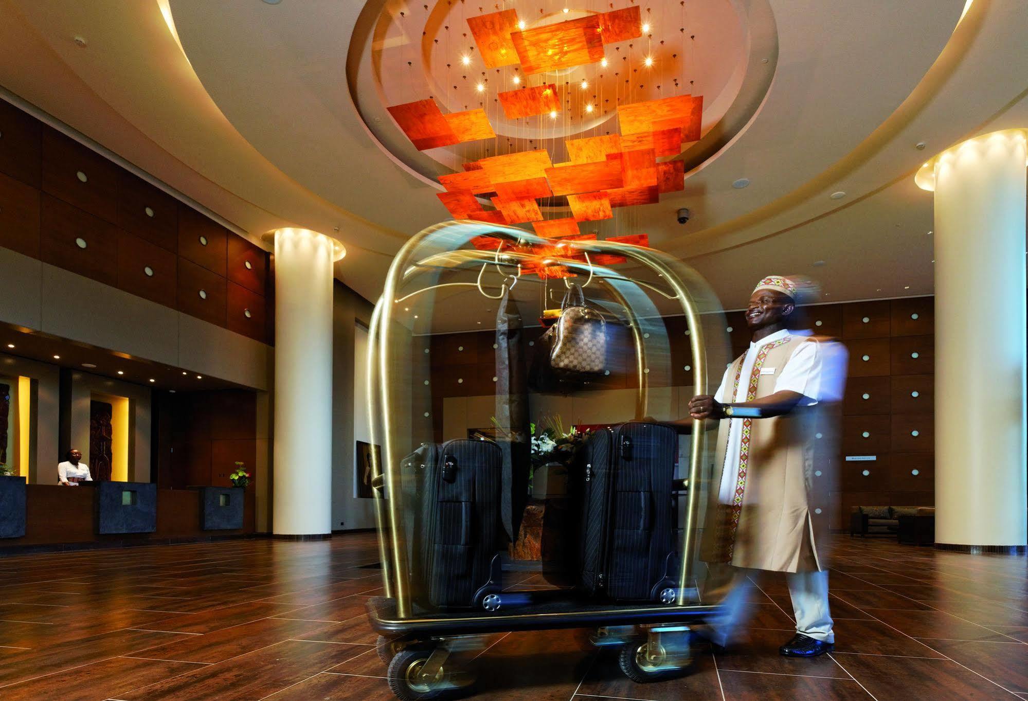 Moevenpick Ambassador Hotel Accra Esterno foto