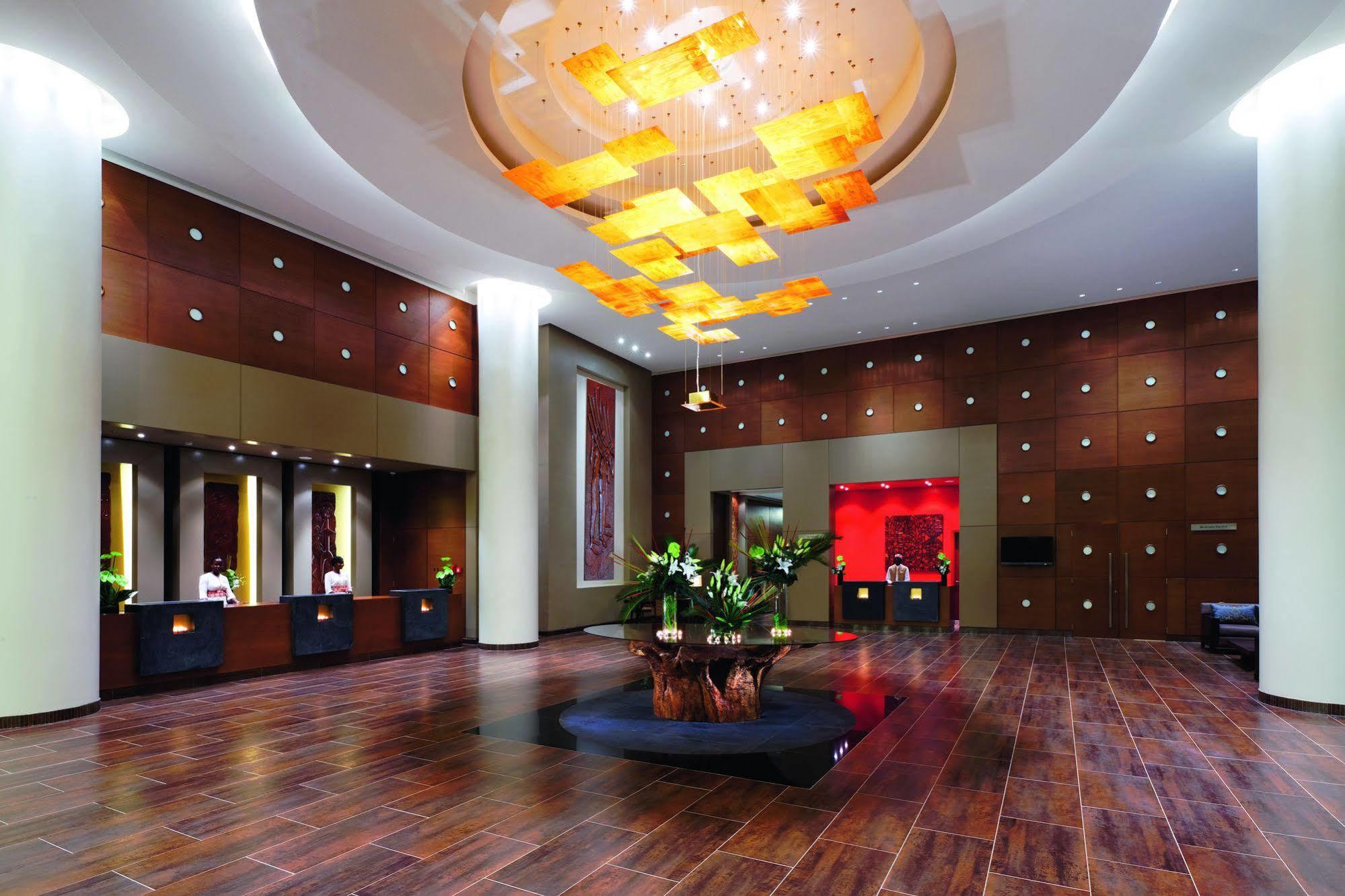 Moevenpick Ambassador Hotel Accra Esterno foto
